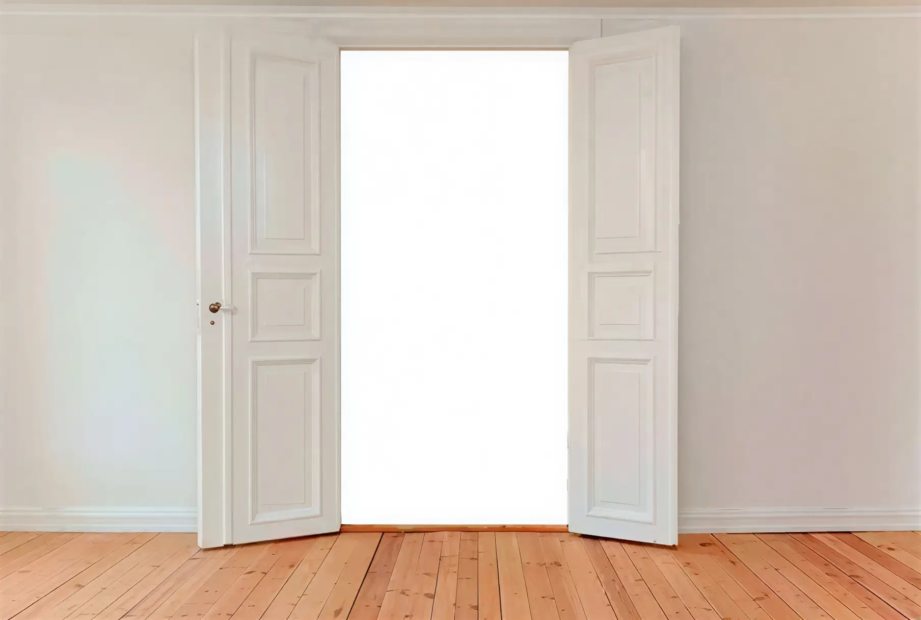 Los Pintores Leganés lacando puerta interior en blanco con acabado profesional