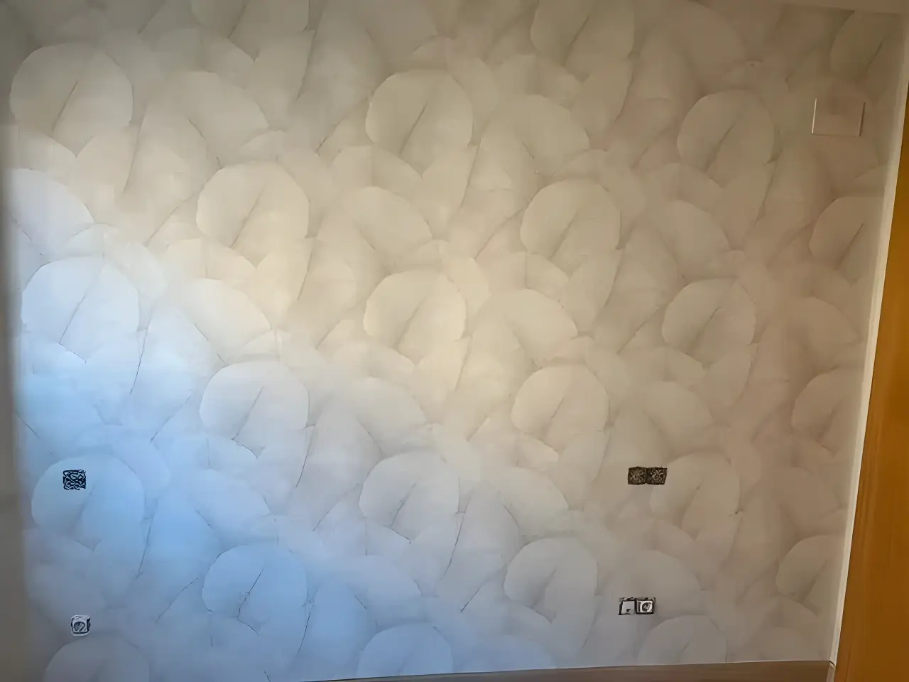 Los Pintores Leganés aplicando papel pintado de textura clara en salón reformado