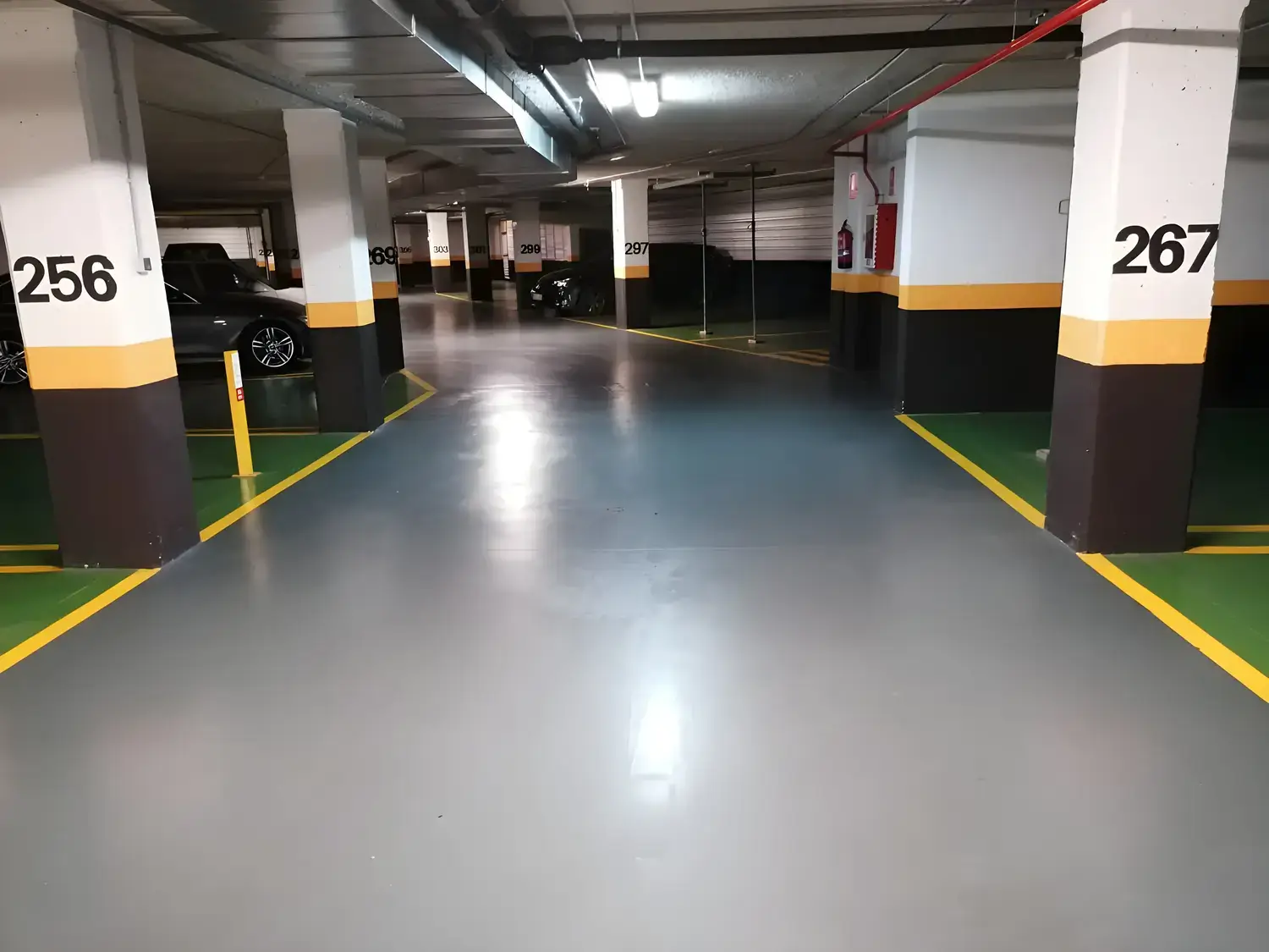 Garaje comunitario pintado y señalizado por Los Pintores Leganés
