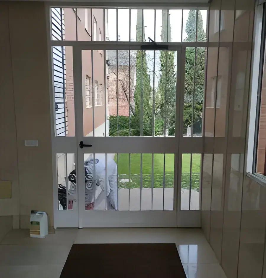 Portal de comunidad pintado por Los Pintores Leganés con acabado luminoso