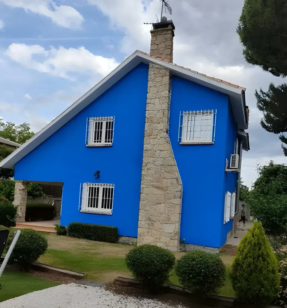 Los Pintores Leganes pintando fachada de casa unifamiliar en color azul intenso