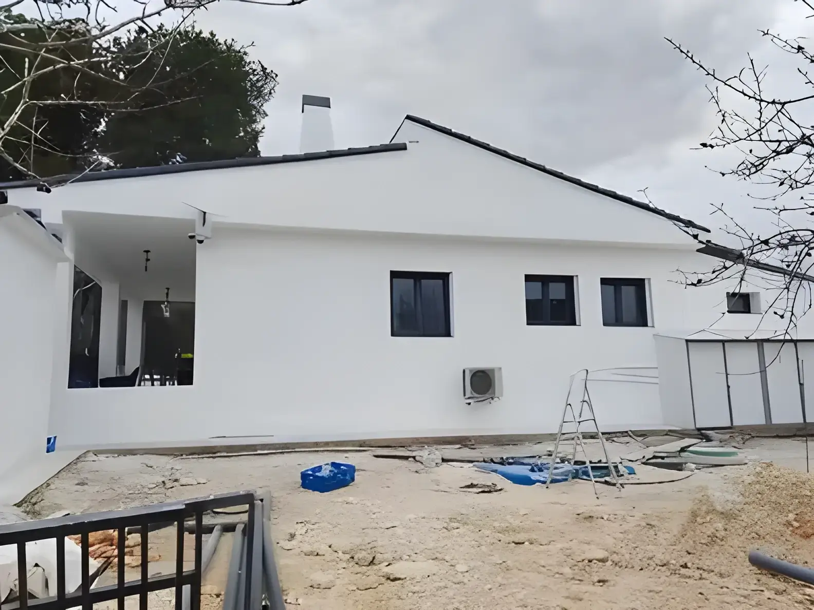 Los Pintores Leganés Fachada de chalet blanco recién pintada con acabado profesional