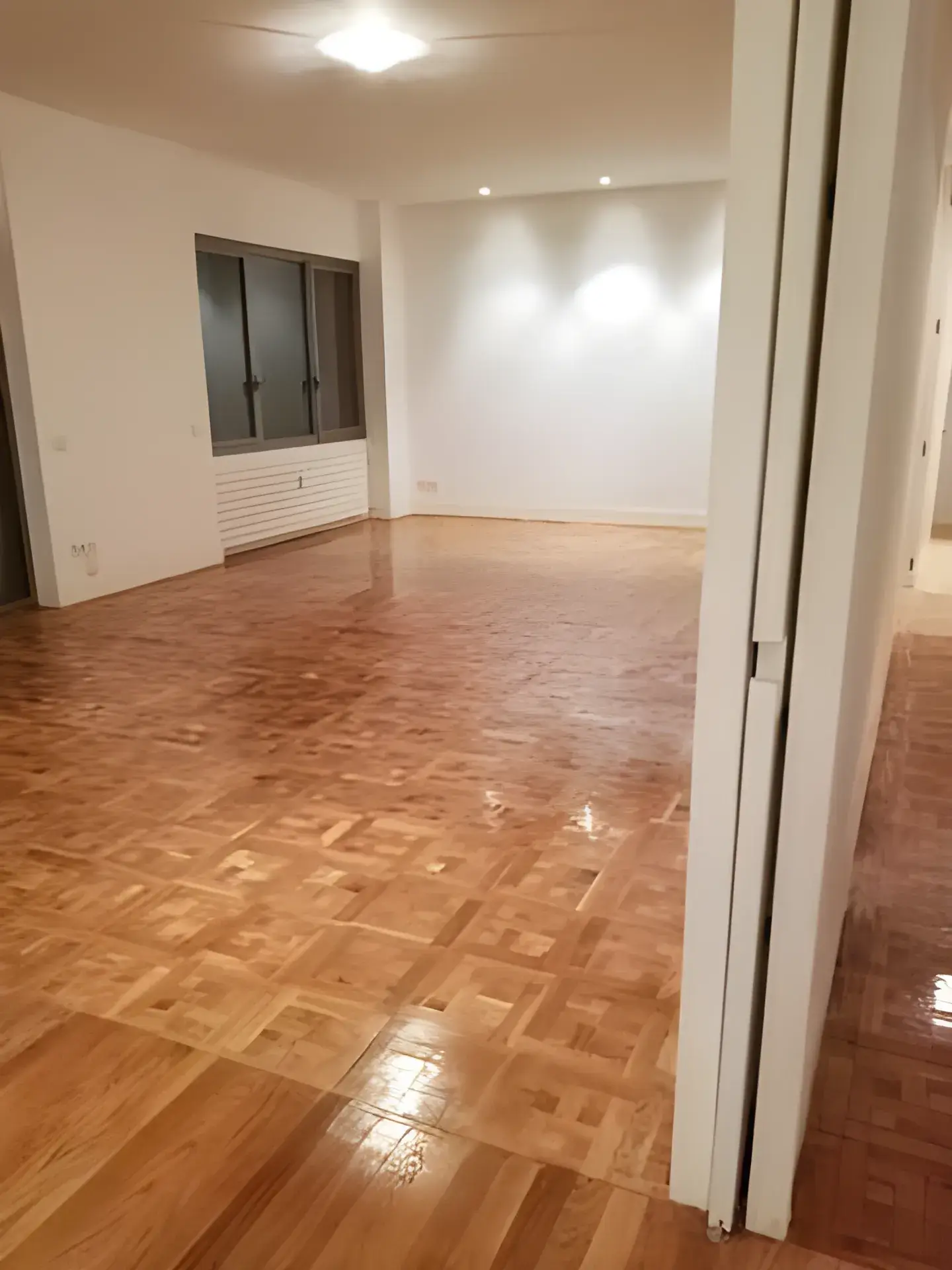 Salón amplio pintado en blanco por Los Pintores Leganés, acabado limpio y luminoso