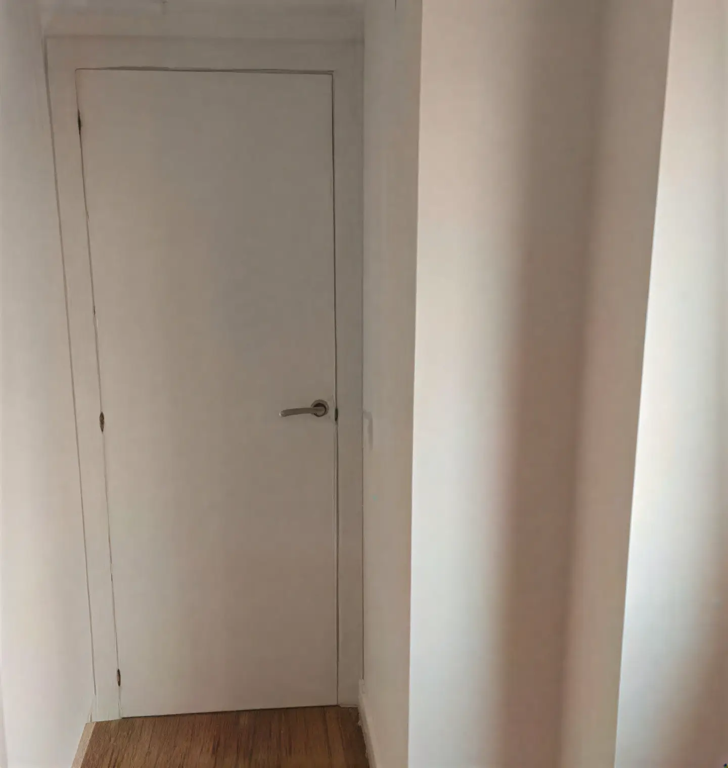 Puerta interior lacada en blanco en pasillo realizada por Los Pintores Leganés