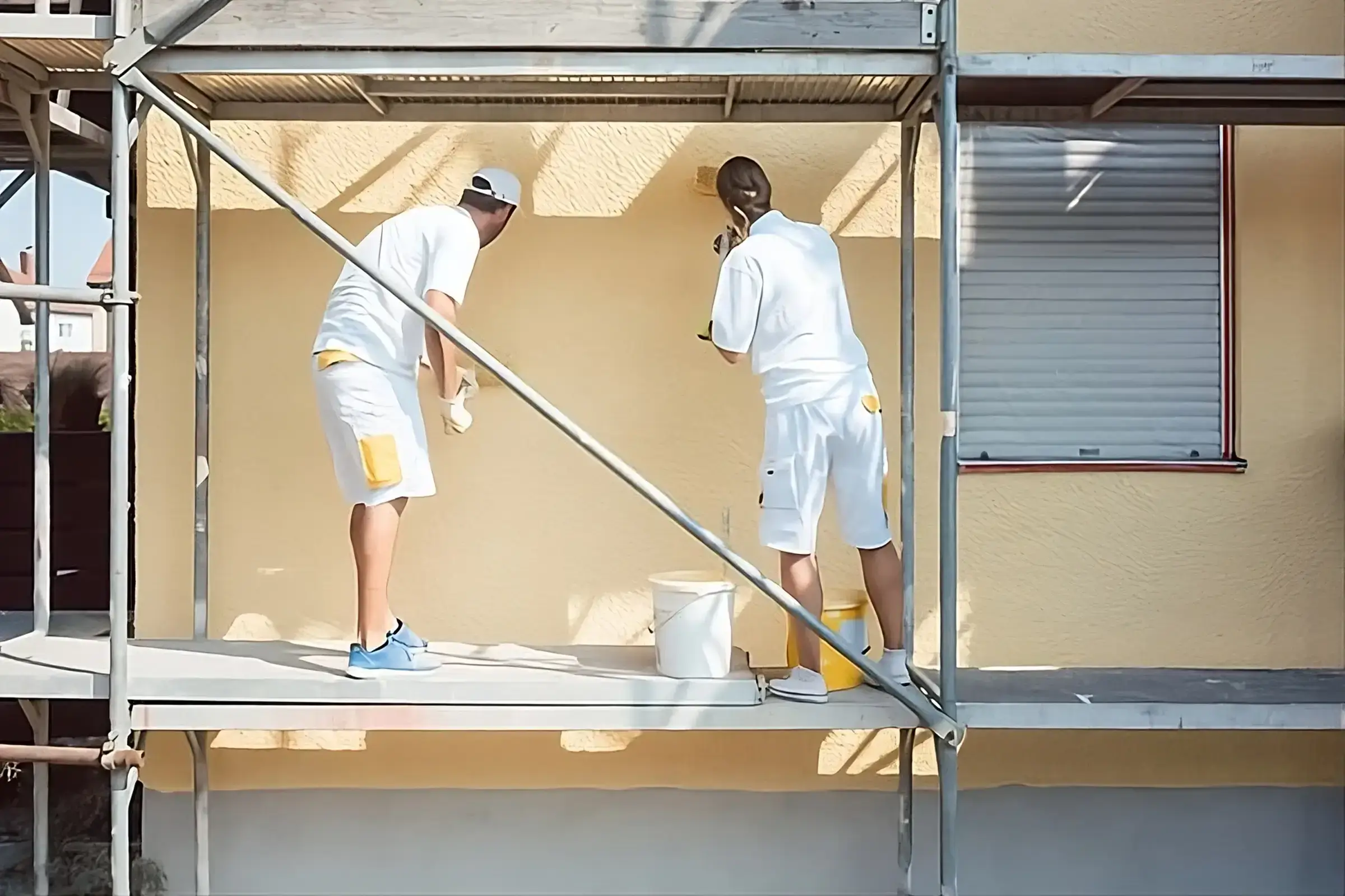 Los Pintores Leganes aplicando pintura exterior de alta calidad en fachada de vivienda